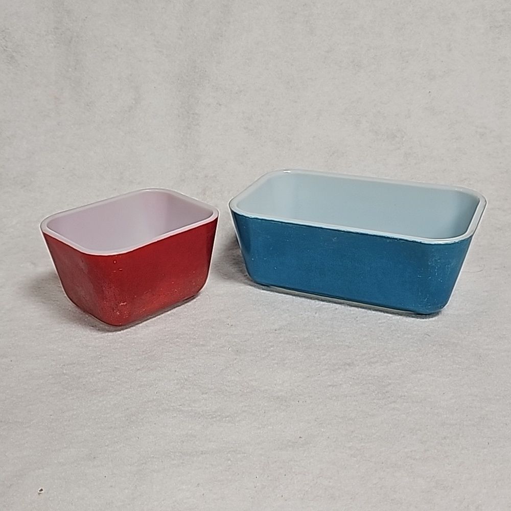 2-Pyrex 501-502 Primary Refrigerator  dishes Red-Blue